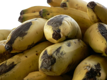 ¿Cómo aprovechar los plátanos maduros que quedan en el frutero?
