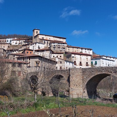 Este pueblo de la Sierra riojana llamó la atención a la BBC por una tradición de Semana Santa única en el mundo 