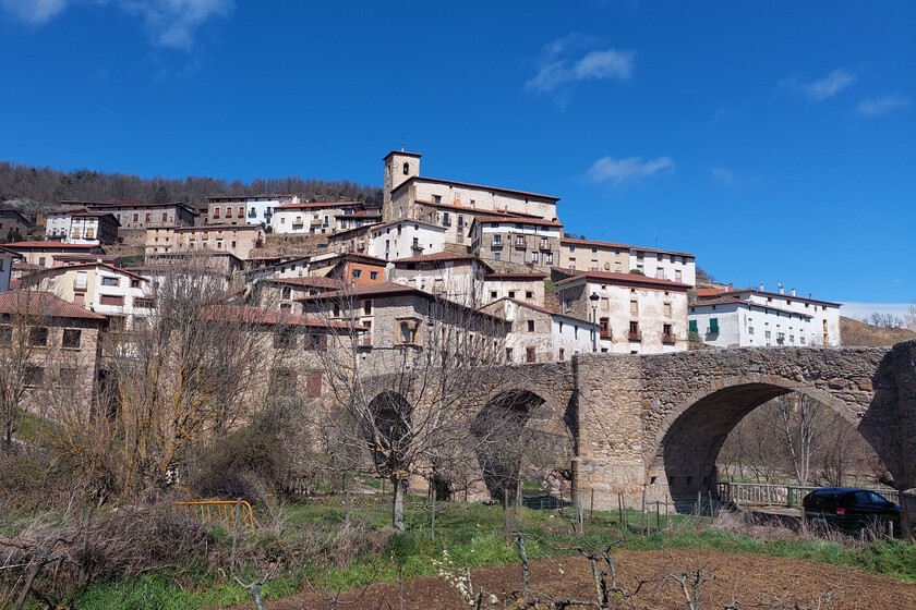 Este pueblo de la Sierra riojana llamó la atención a la BBC por una tradición de Semana Santa única en el mundo