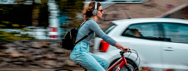 La multa que te puede poner la DGT por usar auriculares en bici o patinete. Y no es pequeña
