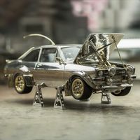 Este Ford Escort Mk2 a escala es literalmente una joya, fabricado en platino, oro, plata y piedras preciosas