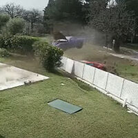 ¡Trambólico! Dos Ferrari haciendo carreras vuelan contra un muro en Italia, uno de ellos con matrícula española