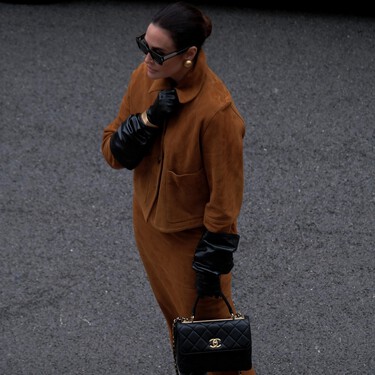 La chaqueta de ante que arrasa en Zara es un básico eterno que adorarán madres e hijas