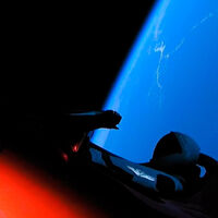 El Tesla Roadster de Elon Musk ha llegado a Marte, pero de lejos, sólo para posar y hacerse un selfie