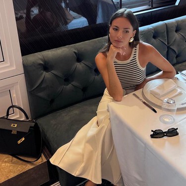 Vuelve la falda blanca a Zara: siete fresquitas, midi y vaporosas que amarán las mujeres elegantes de +40 y +50 este verano 