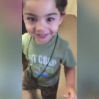 El niño sordo que baila de alegría al oír a su madre por primera vez