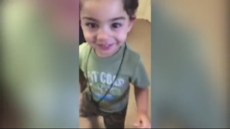 El niño sordo que baila de alegría al oír a su madre por primera vez