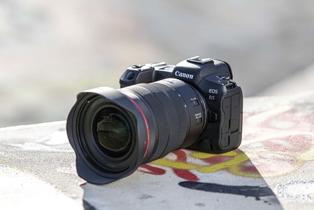 Un usuario chino ha diseccionado una Canon EOS R5 buscando una posible solución al problema de sobrecalentamiento al grabar vídeo
