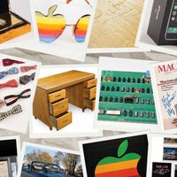 El hermanastro de Steve Jobs ha vaciado su casa y subasta cientos de objetos personales: desde su escritorio del garaje hasta las pajaritas de su graduación