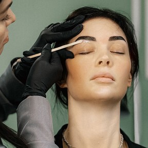 Los maquilladores coinciden: "Para maquillar las cejas y conseguir un rostro más joven, respeta siempre su forma natural" 