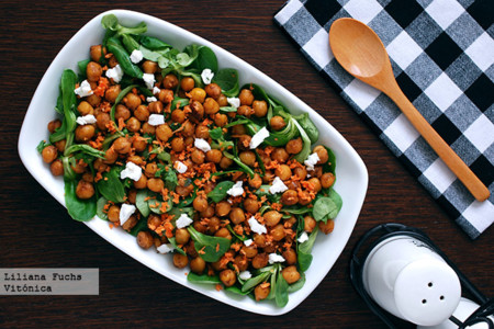 Ensalada de garbanzos al balsámico con canónigos y queso de cabra. Receta saludable