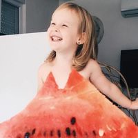 Las adorables fotos en perspectiva que le hace una madre a su hija vestida con frutas y flores