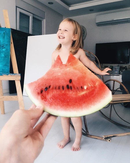 Las adorables fotos en perspectiva que le hace una madre a su hija vestida con frutas y flores