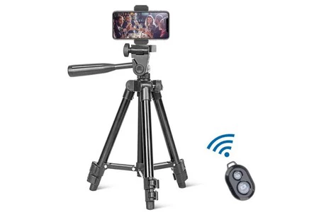 iPhone 用の三脚には、Bluetooth リモコンを追加して、画面に触れずに写真を撮ることもできるものもあります。