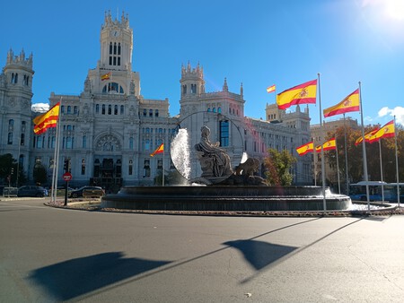 Foto de la fuente de Cibeles en un día soleado con ampliación de la escultura para comprobar la calidad de la imagen