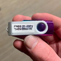 Encontró en el tren una memoria USB con la etiqueta ''gratis para compartir'' y la sorpresa fue tan decepcionante que tiró el pendrive