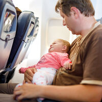 "Llévenselo": un pasajero se queja por tener que soportar el llanto de un bebé en el avión durante 29 horas de viaje  