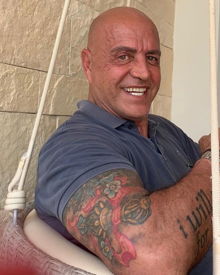 A Kiko Matamoros le entra la urgencia de vacaciones nada más recibir el alta y se hace un Juan Carlos I