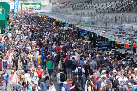 Pit lane 24 Horas Le Mans lleno de gente