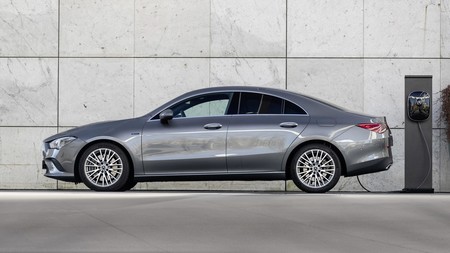 Mercedes-Benz CLA 250 e: el coupé de cuatro puertas híbrido enchufable aterriza con etiqueta CERO y un precio de 44.850 euros