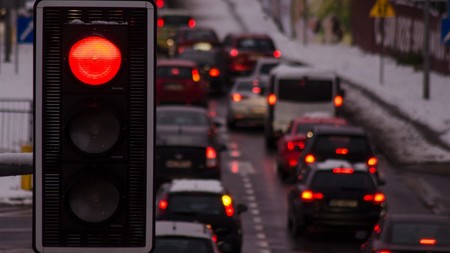 ¡Semáforos en autopistas! Así quiere Inglaterra paliar su congestionado tráfico