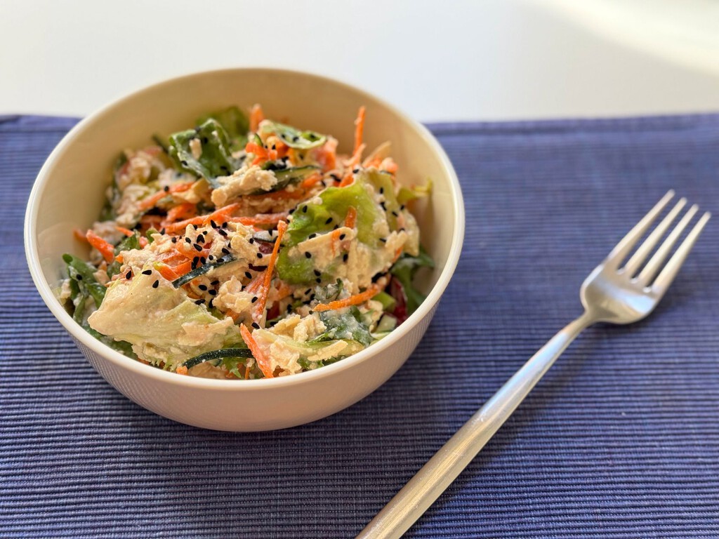 Ensalada de tofu rallado con lechuga, pepino y zanahoria: una receta fácil, fresca y sin cocción