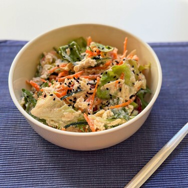 Ensalada de tofu rallado con lechuga, pepino y zanahoria: una receta fácil, fresca y sin cocción 