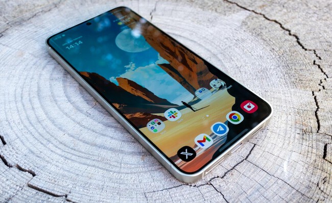 Foto de un Samsung Galaxy S24 con la pantalla encendida