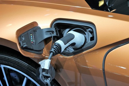 Coches eléctricos o coches híbridos: 4 de cada 10 conductores españoles los confunden y no saben qué comprar