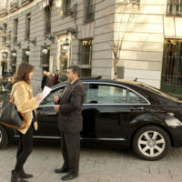 ¿Puede tener Madrid coches de alquiler con conductor sin que algunos taxistas los quemen?