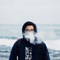 Millones de personas cambiaron los cigarrillos por el "vaper" pensando que era una opción saludable. Hay malas noticias
