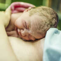 El primer llanto del recién nacido: por qué llora el bebé al nacer