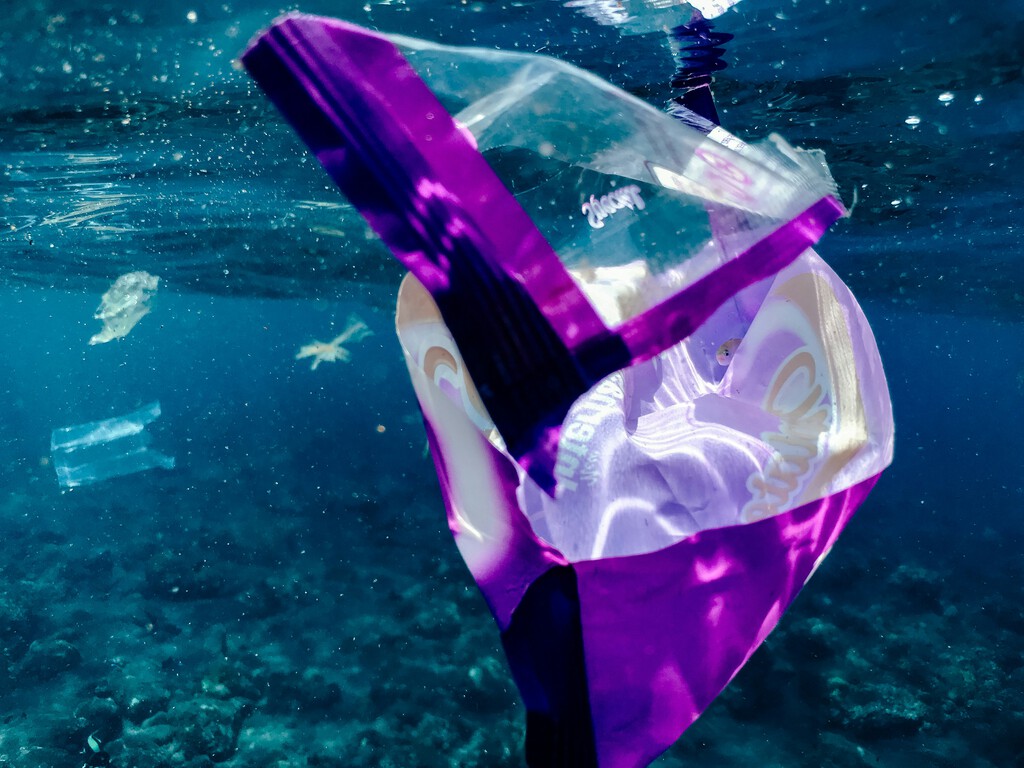 Creíamos que las bolsas y los popotes eran los culpables de la contaminación oceánica. La basura que llena el Pacífico viene de una industria distinta 