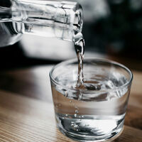 Beber un vaso de agua antes de comer es uno de los "trucos" más comunes para adelgazar. La ciencia tiene algo que decir 