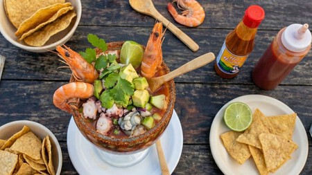 Cómo hacer el famoso cóctel de mariscos “Vuelve a la vida” al estilo cantina, con la receta del chef Oropeza