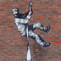 Tenemos nuevo Banksy confirmado: múltiples lecturas para el preso que huye