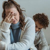 Lo estoy pasando mal y mi hijo ayuda poco: por qué pareciera que se portan peor justo cuando estamos teniendo un día difícil