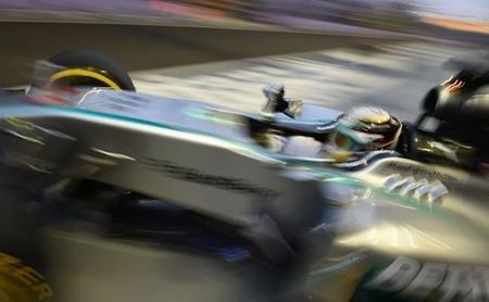 Lewis Hamilton al frente en los segundos libres de Singapur