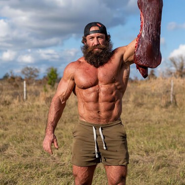 De rey del hígado a rey de Folsom: el influencer que comía carne cruda para vivir “como los ancestros” ha terminado en la cárcel