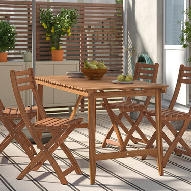 Ikea baja de precio un conjunto de sillas y mesa plegables de madera de acacia que es ideal para terrazas pequeñas 