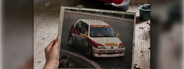 Encuentran una cápsula del tiempo del automovilismo en Italia: un Peugeot 106 de rally, trofeos, fotos y hasta una moto que llevan años abandonados