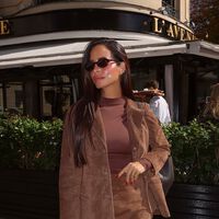 Zara arrasa con la falda midi favorita de las pijitas de Madrid: elegante, efecto ante y color tiramisú  