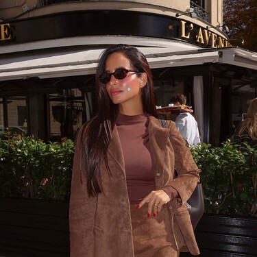 Zara arrasa con la falda midi favorita de las pijitas de Madrid: elegante, efecto ante y color tiramisú  