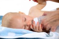 ¿Darle una cerveza o un vaso de vino al bebé después de la toma de pecho o biberón?