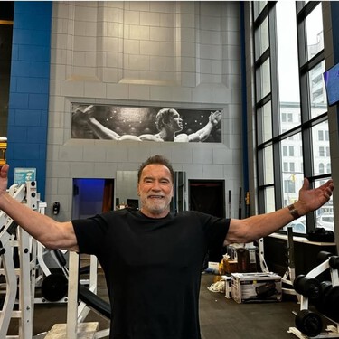 Arnold Schwarzenegger tiene un entrenamiento perfecto para principiantes que quieran ganar fuerza y quemar grasa, y es súper sencillo