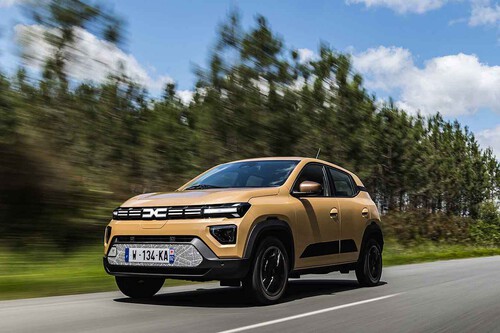 Probamos el nuevo Dacia Spring: sigue siendo el coche eléctrico más barato pero ahora tiene más equipamiento por casi el mismo precio