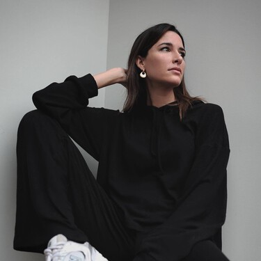 Lululemon arrasa con la chaqueta deportiva favorita de las pijas: queda como una segunda piel y es color azabache 