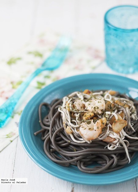 Receta de espaguetis negros con ajos, gulas y gambas
