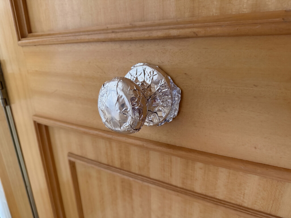 El truco del papel de aluminio en los picaportes que recomiendan los pintores expertos cuando haces reformas en casa