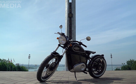 La nueva moto eléctrica de Kalashnikov es una reinterpretación de la IZH-49 rusa, con 80 km de autonomía